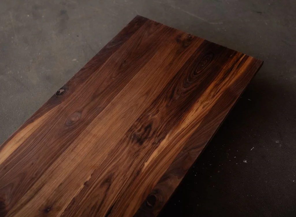 Echtholz Nussbaum mit starkem Astanteil und 2K Wachs verfüllt