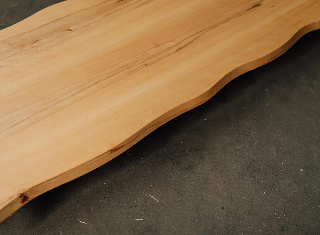 Detailansicht Kernbuche Tischplatte mit natürlich gewachsener Baumkante