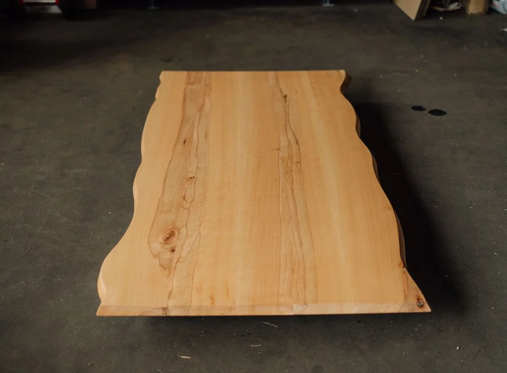 Aus massiver Kernbuche hergestellte Tischplatte mit charaktervollem Ast- und Splintholz