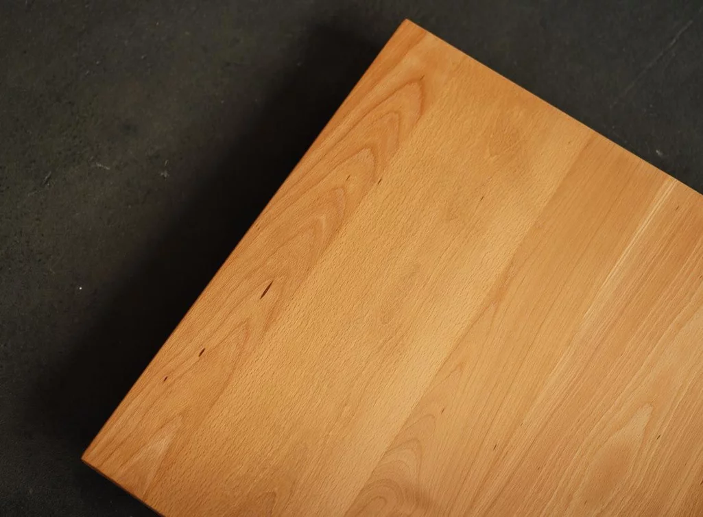 Detailansicht geölte Buchenholzplatte mit weitgehend astfreier Oberfläche