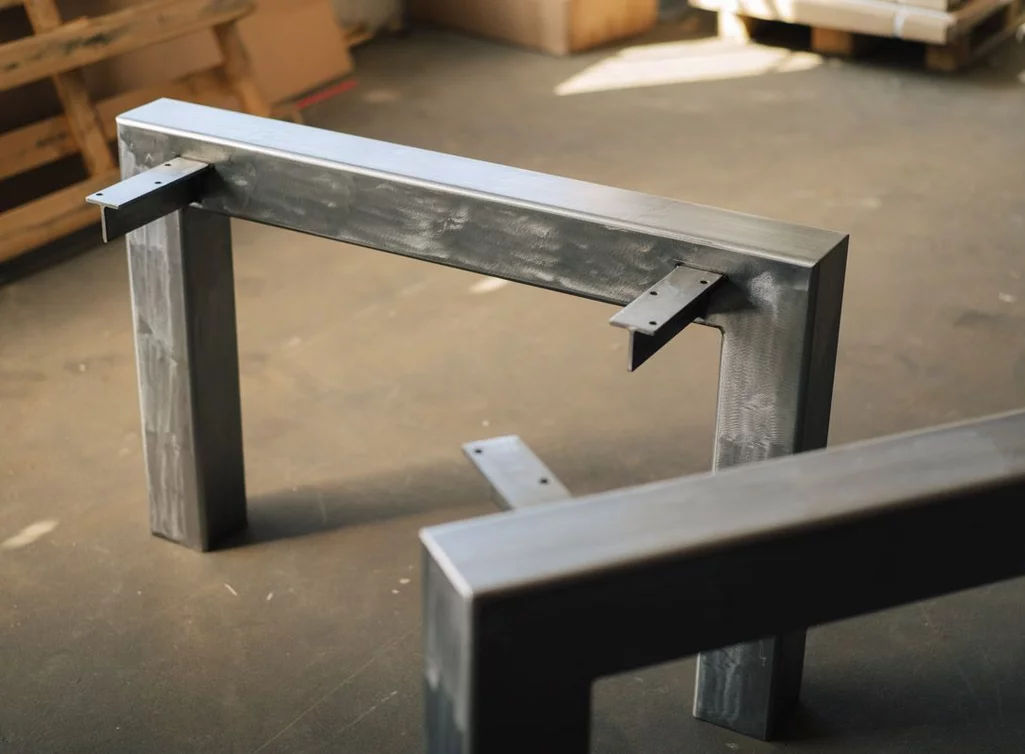 Auf Gehrung gearbeitete Metallbeine in Blankstahl für 4cm Tischplatte vorgesehen