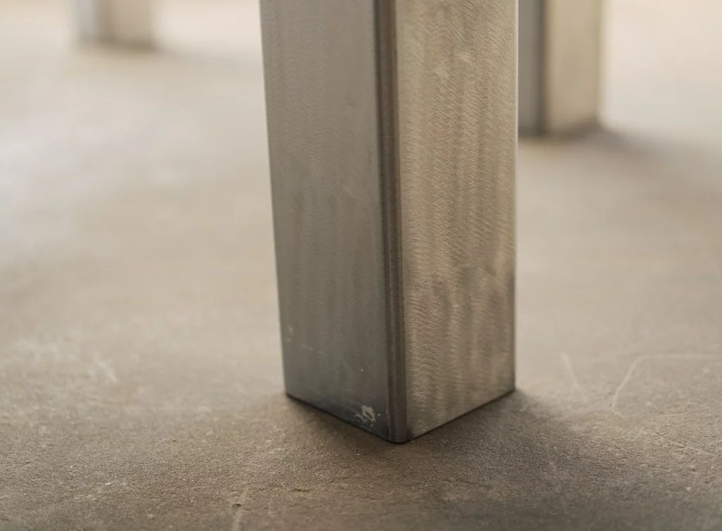 DAL401 Blankstahl-Gestell mit Kratzer am Tischbein