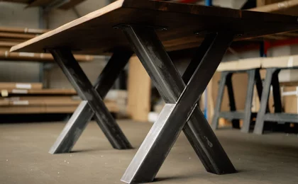 Stahlkreuz Tischgestell aus Metall nach Maß gefertigt