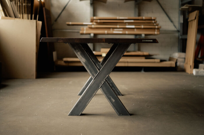 Tischgestell nach Maß als Stahlkreuz