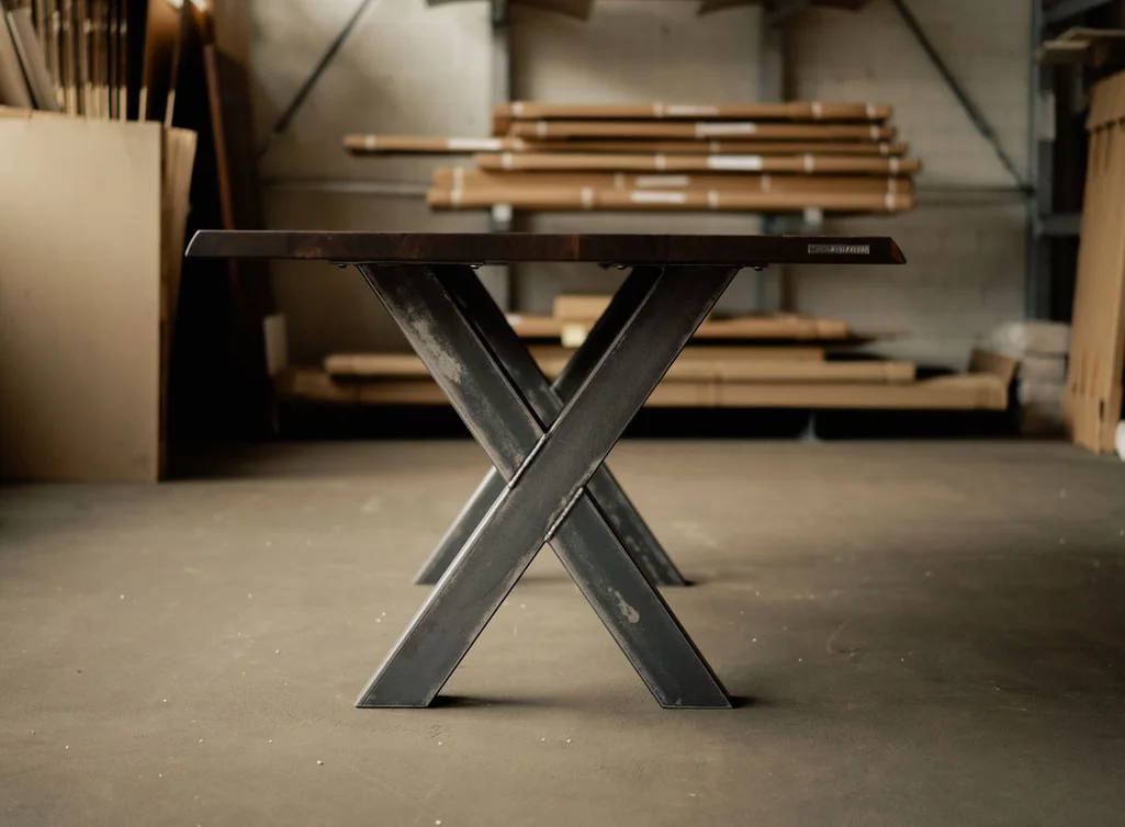 Tischgestell nach Maß als Stahlkreuz