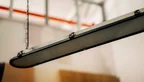 Detailansicht Hängeleuchte modern aus hellem Stahl gefertigt.