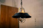 Industriedesign Lampe aus Metall in der Farbe schwarz gefertigt.