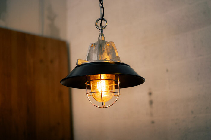 Metall Industriedesign Lampe für deinen Esstisch.