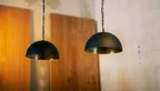 Deckenleuchte schwarz als Doppellampe mit innen goldenem Schirm.