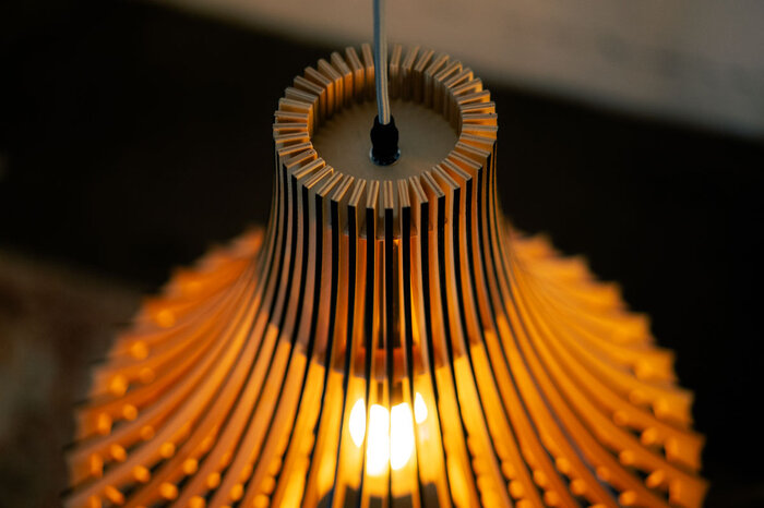 Detailansicht: Holz Deckenlampe modern aus Pappel