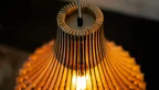 Detailansicht: Holz Deckenlampe modern aus Pappel