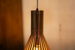 Holzlampe rund aus Pappel in einem modernen und offenen Design.