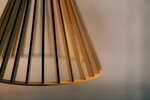Detailansicht: Deckenleuchte aus Holz mit einem Lampenschirm aus Pappel