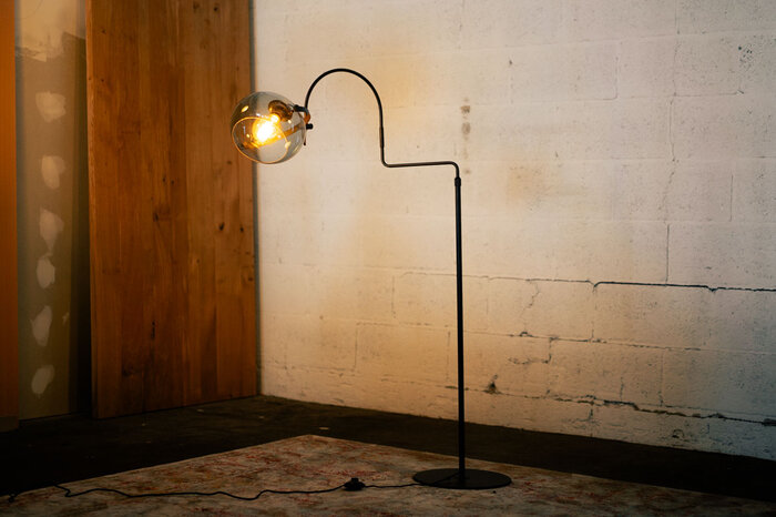 Vintage Stehlampe aus Metall in einem modernen Design.