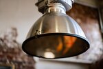 Lampe im Industrie Look mit Lampenschirm in Edelstahl-Optik