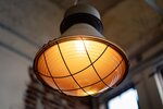 Industrie Look Lampe mit Gitter vor Schirmglas