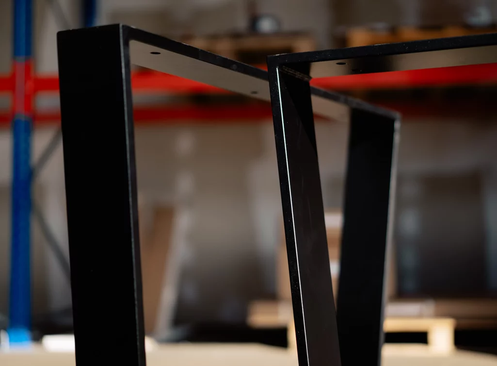 Tischkufen aus massivem Stahl im 2er-Set mit einer eleganten Optik