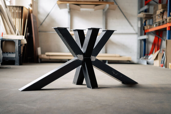 Kreuzfuß Tischgestell in Rohstahl nach Maß gefertigt