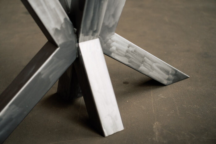 Doppelkreuz Tischuntergestell Abbildung mit Blankstahl Oberfläche