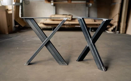 Aus Rohstahl gefertigtes Tischgestell in X-Form nach Maß Aus Rohstahl gefertigtes Tischgestell in X-Form nach Maß