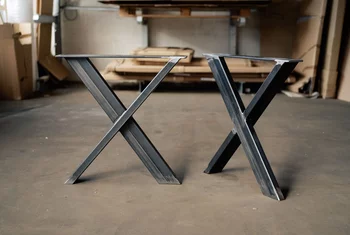Aus Rohstahl gefertigtes Tischgestell in X-Form nach Maß