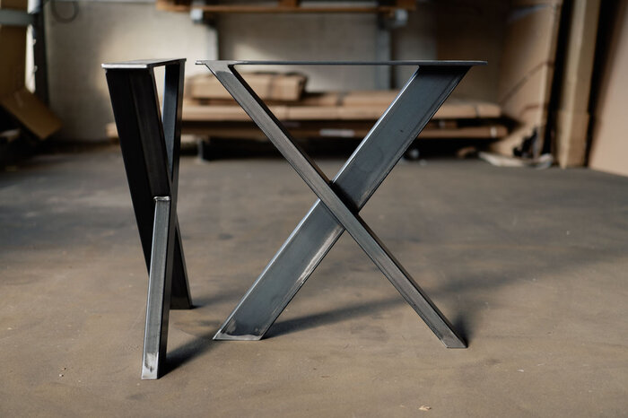 X-förmiges Tischgestell mit zwei schräg ineinander laufenden Profilen