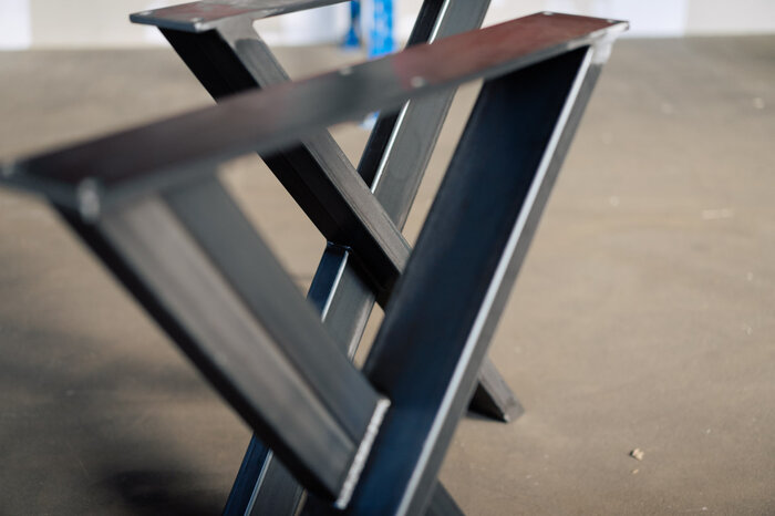 Im schlichten Industriestyle gefertigtes Tischgestell Kreuz aus Vierkantrohrstahl