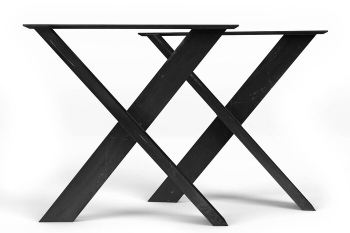 Detailansicht Tischgestell Kreuz aus Stahl mit charakteristischen Rohstahlmerkmalen