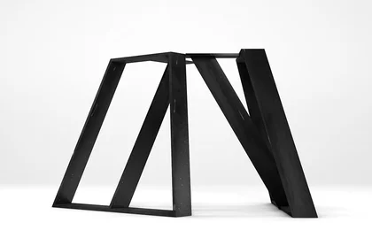 Tischuntergestell Metall auf Maß mit minimalistischer Schrägstellung Tischuntergestell Metall auf Maß mit minimalistischer Schrägstellung