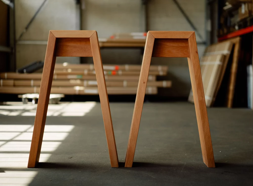 Moderne Tischfüße aus massiver buche in schräger Ausführung. Moderne Tischfüße aus massiver buche in schräger Ausführung.