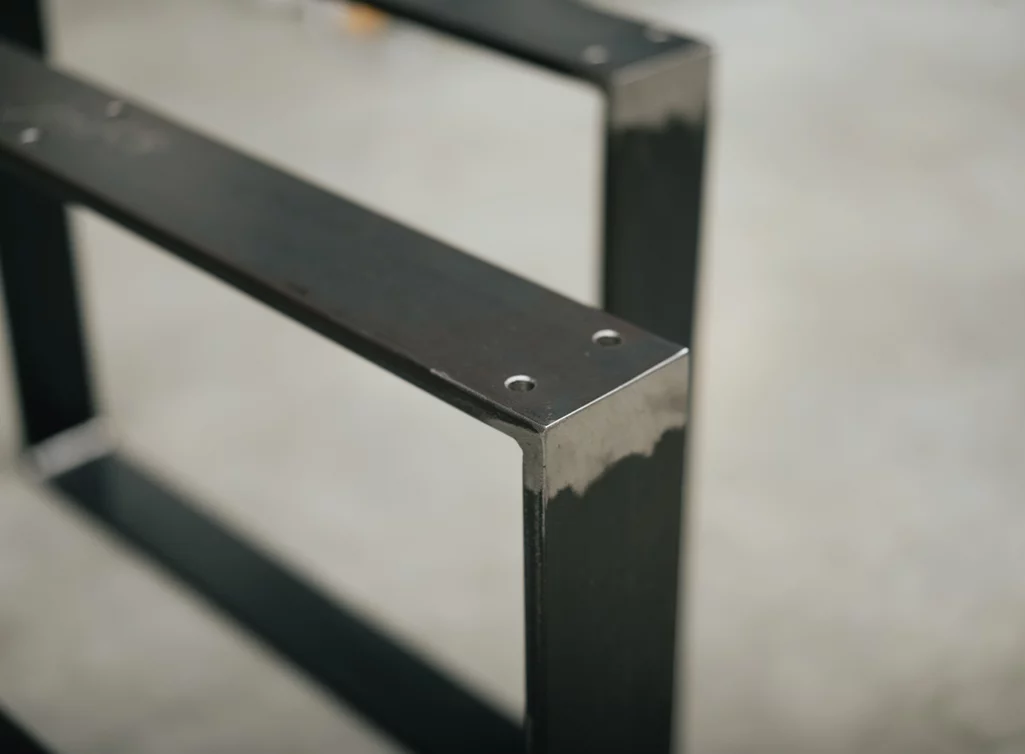 Detailansicht Lochbohrungen für Montage an Tischunterseite Detailansicht Lochbohrungen für Montage an Tischunterseite