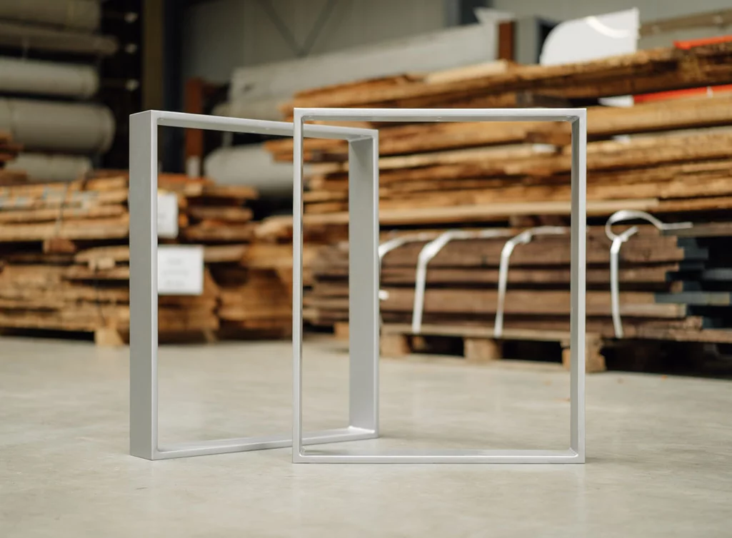 Tischkufen aus massivem Stahl in einem filigranen Design gefertigt Tischkufen aus massivem Stahl in einem filigranen Design gefertigt