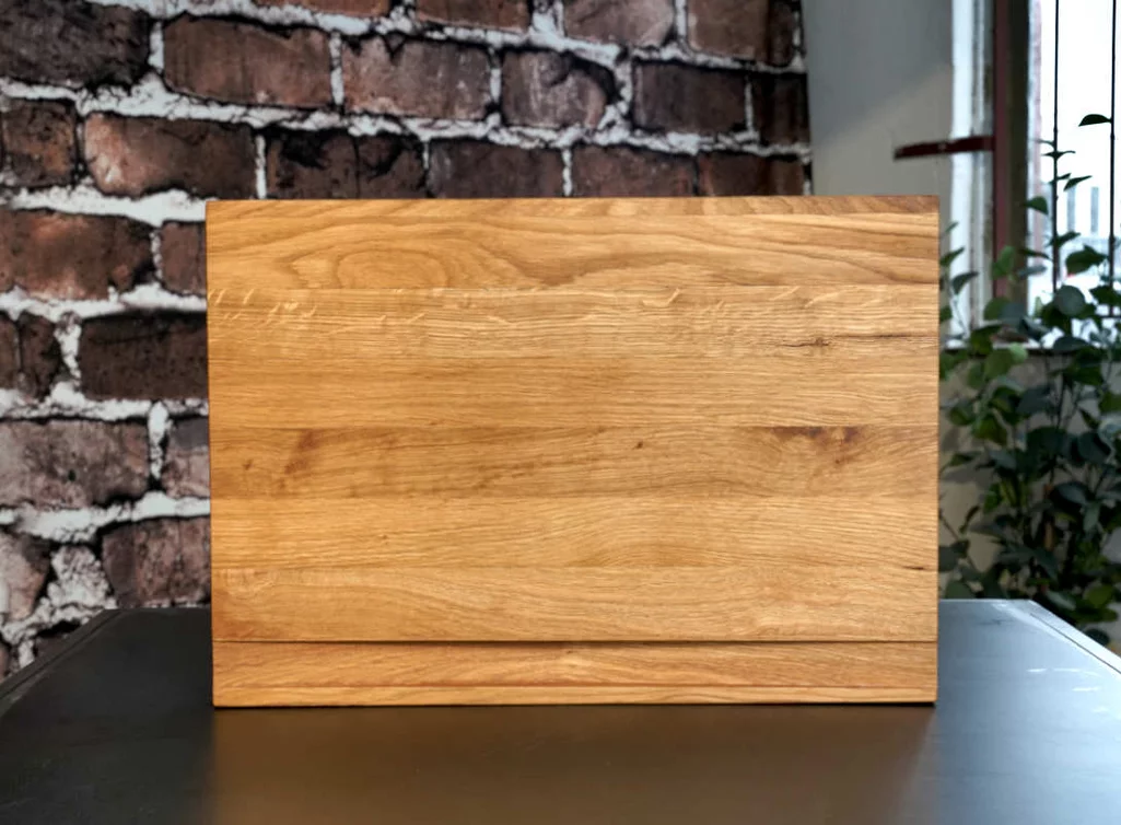 Massives Eiche-Schneidebrett 46 × 32 cm mit Saftrille und leichtem Gefälle
