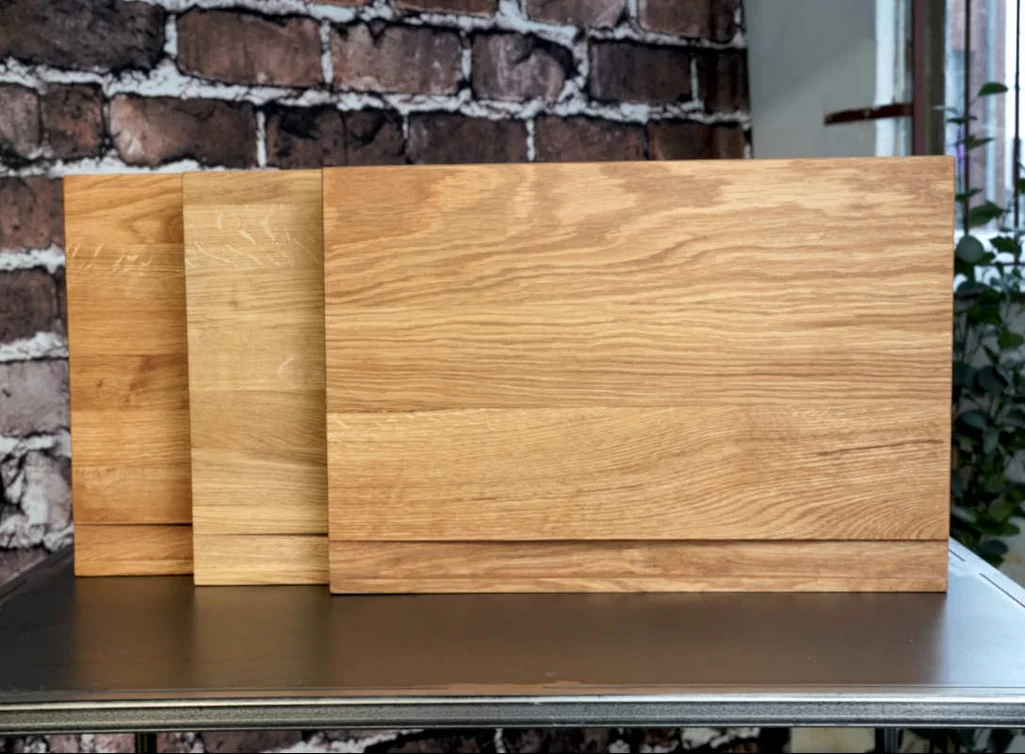 Eiche-Schneidebrett mit sichtbarer Materialstärke und natürlicher Holzmaserung