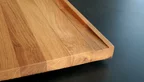 Detailansicht der eingefrästen Saftrille und der Kante des Eiche-Schneidebretts