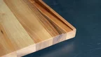 Detailaufnahme der umlaufenden Saftrille am massiven Nussbaum Schneidebrett
