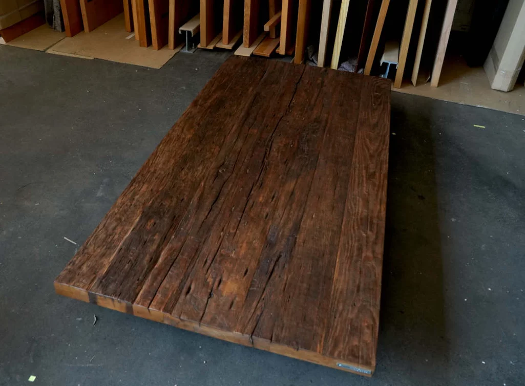 Massive Altholz-Tischplatte aus Eiche mit original rustikaler Oberfläche und 5 cm Stärke.