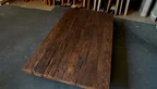 Massive Altholz-Tischplatte aus Eiche mit original rustikaler Oberfläche und 5 cm Stärke.