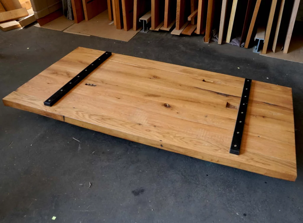 Unterseite einer massiven Altholz-Tischplatte aus Eiche mit 5 cm Stärke und stabiler Konstruktion.