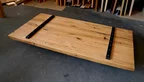 Unterseite einer massiven Altholz-Tischplatte aus Eiche mit 5 cm Stärke und stabiler Konstruktion.
