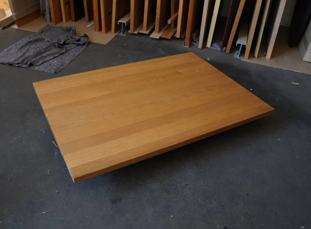 Seitenansicht einer massiven Eichen-Tischplatte mit 4 cm Stärke und natur geölter Oberfläche.