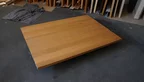 Seitenansicht einer massiven Eichen-Tischplatte mit 4 cm Stärke und natur geölter Oberfläche.