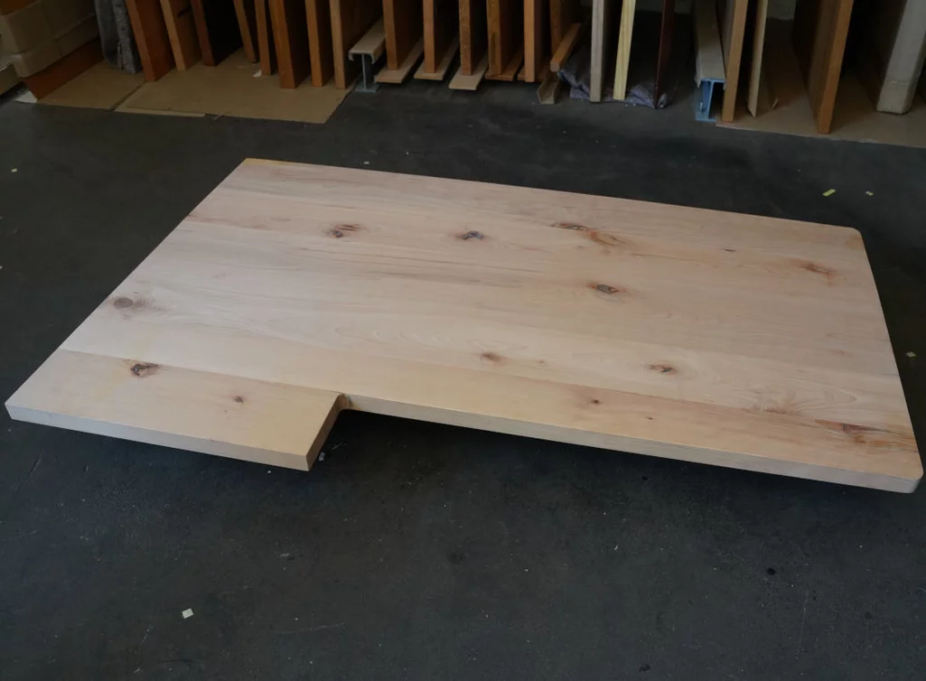 Seitenansicht einer massiven Buchen-Tischplatte mit 4 cm Stärke und weiß geölter Oberfläche.
