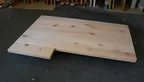 Seitenansicht einer massiven Buchen-Tischplatte mit 4 cm Stärke und weiß geölter Oberfläche.