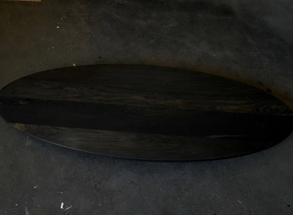 Ovale Tischplatte aus Mooreiche 153 × 58 cm mit lackierter Oberfläche
