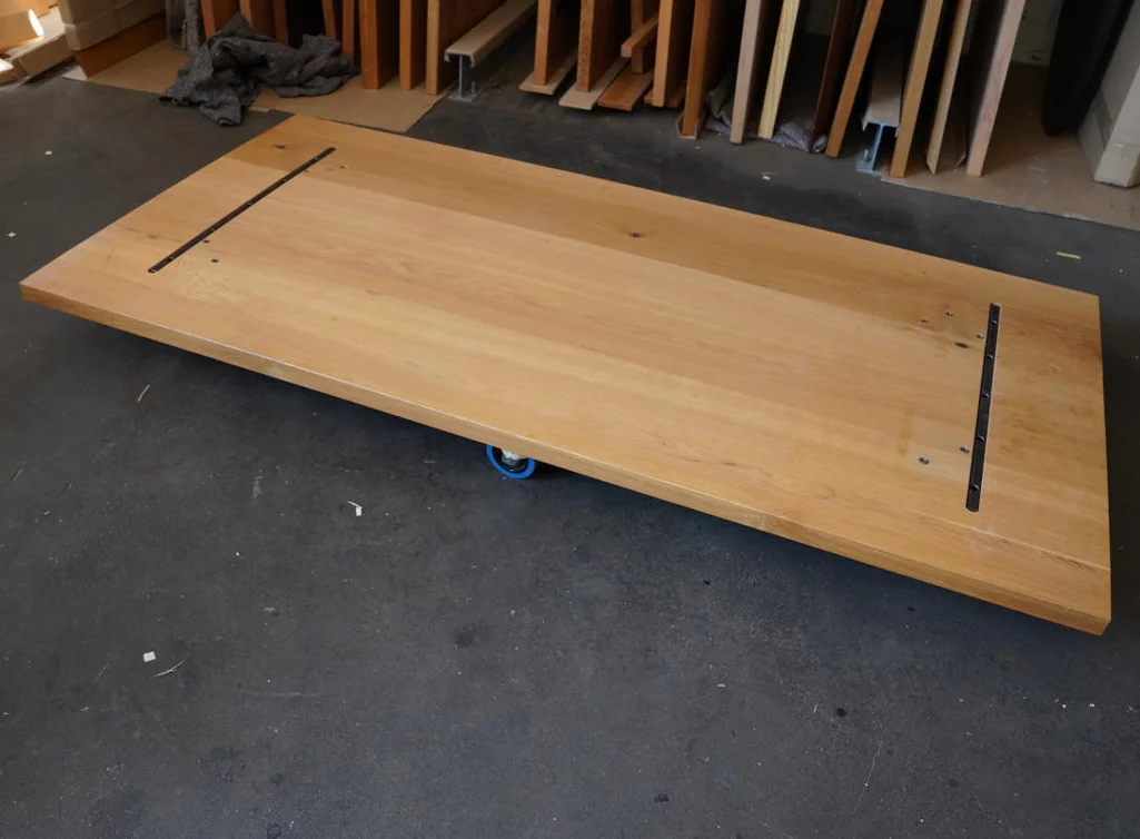 Unterseite der Eiche Tischplatte Nr. 365 mit eingelassenen Metallprofilen und Gewindemuffen