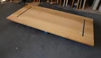 Unterseite der Eiche Tischplatte Nr. 365 mit eingelassenen Metallprofilen und Gewindemuffen
