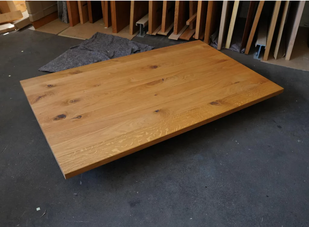 Massive Eiche Tischplatte Nr. 364 mit 4 cm Stärke und astreicher Holzstruktur aus schrägem Blickwinkel