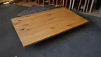 Massive Eiche Tischplatte Nr. 364 mit 4 cm Stärke und astreicher Holzstruktur aus schrägem Blickwinkel