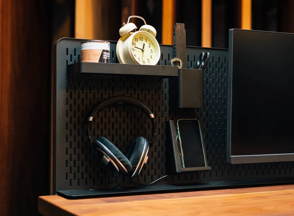 Detailansicht_ Schreibtisch Rückwand mit Zubehör